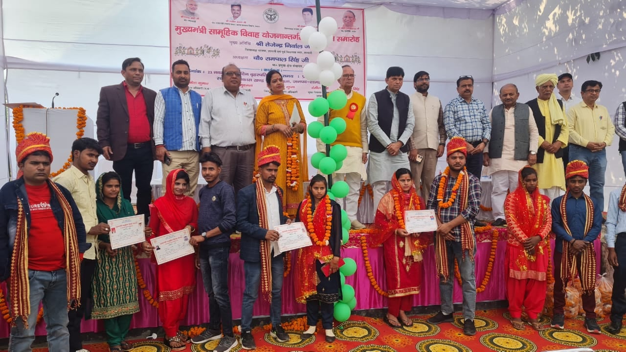 शामली ब्लाक कार्यालय में मुख्यमंत्री सामूहिक विवाह के दौरान वर वधू को आर्शिवाद देने पहुच शामली ब्लाक कार्यालय में मुख्यमंत्री सामूहिक विवाह के दौरान वर वधू को आर्शिवाद देने पहुच