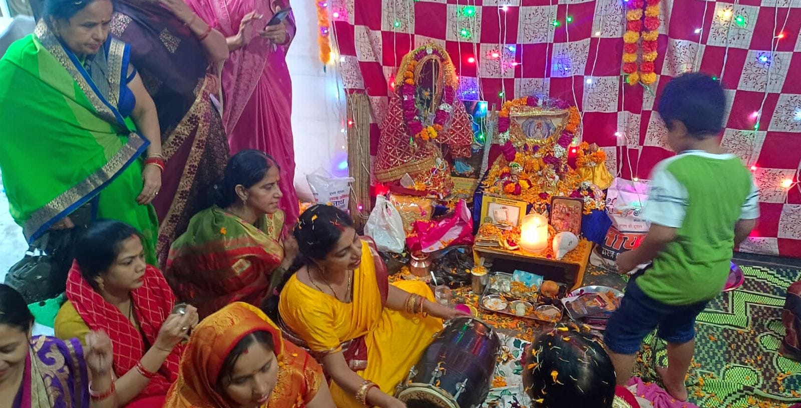 देवोत्थान एकादशी गन्ना खरीदते लोग। संवाद