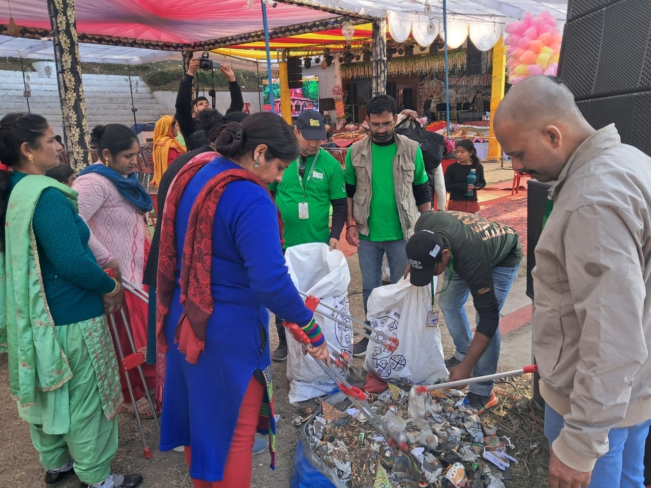 अंतरराष्ट्रीय श्री रेणुकाजी मेले में सफाई अभियान चलाते स्वयंसेवी व अन्य। संवाद अंतरराष्ट्रीय श्री रेणुकाजी मेले में सफाई अभियान चलाते स्वयंसेवी व अन्य। संवाद