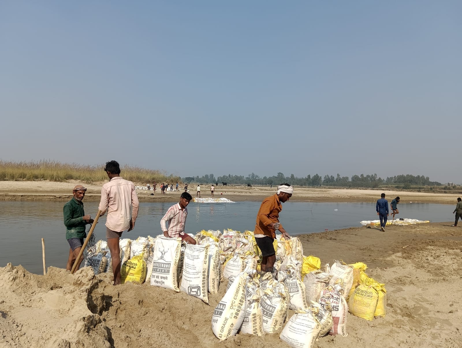 ब्रहमचारी घाट पर निरीक्षण करते अधिकारी ।