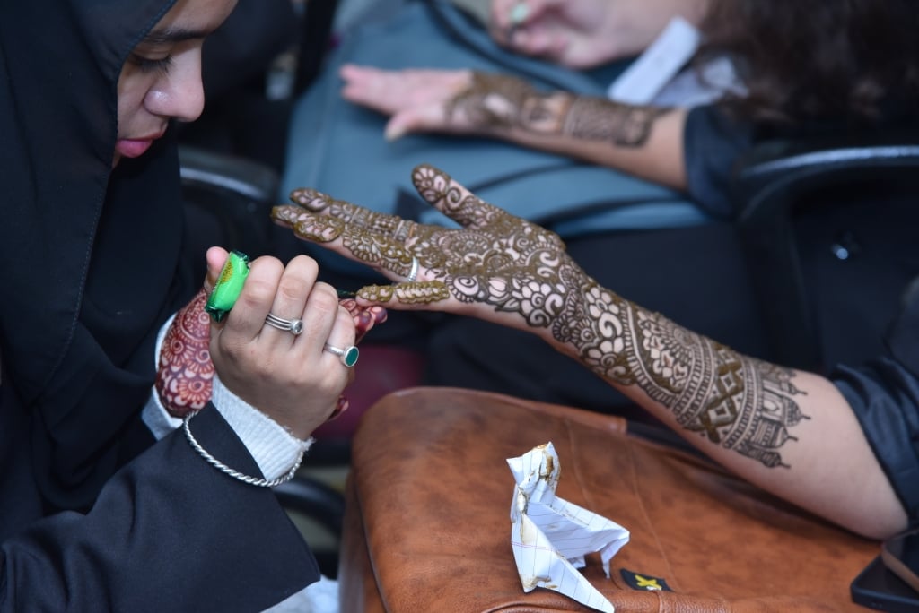 डिस्पले योर टैलेंट में मेहंदी प्रतियोगिता में हिस्सा लेती प्रतिभागी: स्रोत जम्मू विवि