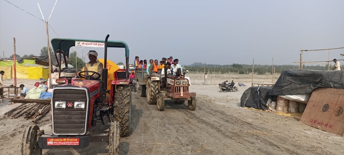 ढाईघाट कार्तिक मेले में सजने लगीं दुकानें।स्रोत जागरुक पाठक