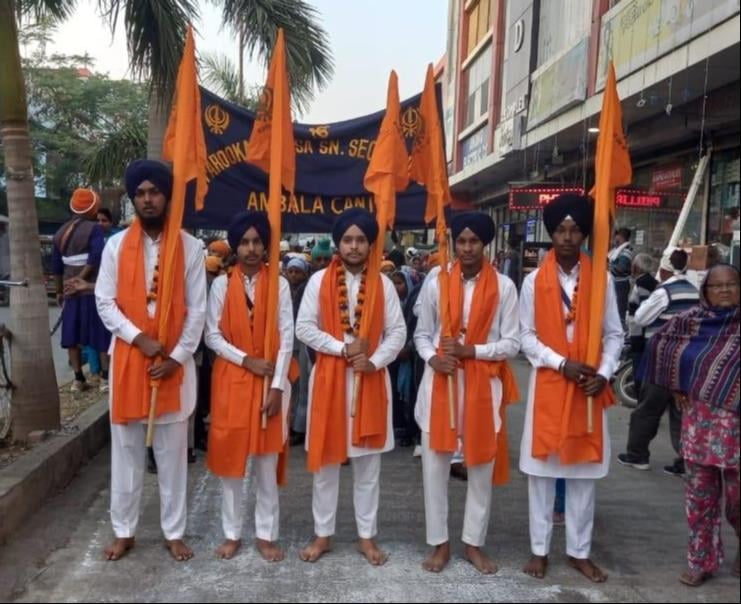 फूलों से सुसज्जित धन-धन श्री गुरु ग्रंथ साहिब जी महाराज का स्वरुप। संवाद