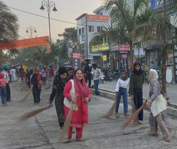 फूलों से सुसज्जित धन-धन श्री गुरु ग्रंथ साहिब जी महाराज का स्वरुप। संवाद