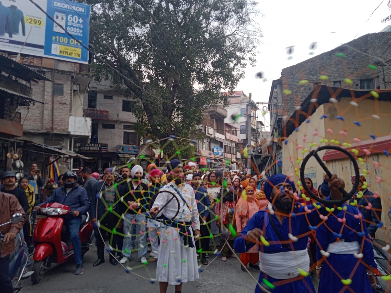गुरू पर्व के उपलक्ष पर शोभा यात्रा की अगुवाई करते पांच प्यारें। स्त्रोंत: संवाद