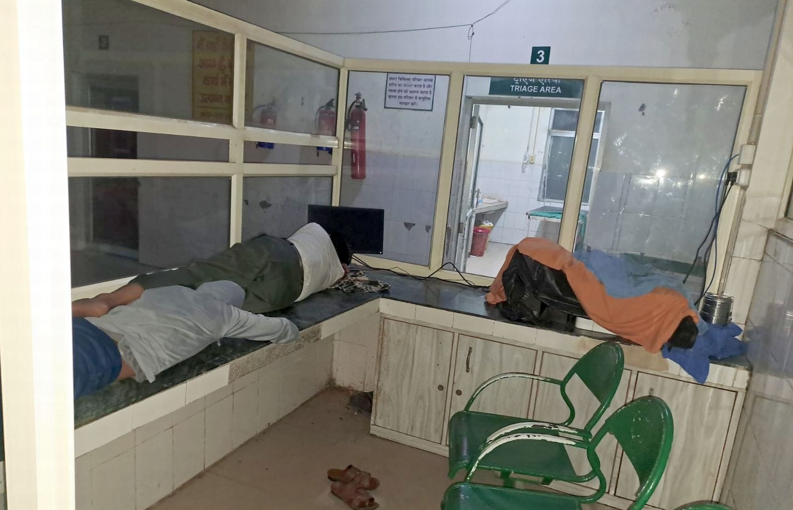 जिला अस्पताल की इमरजेंसी में इलाज करते ट्रेनिंग करने वाले लड़के। संवाद