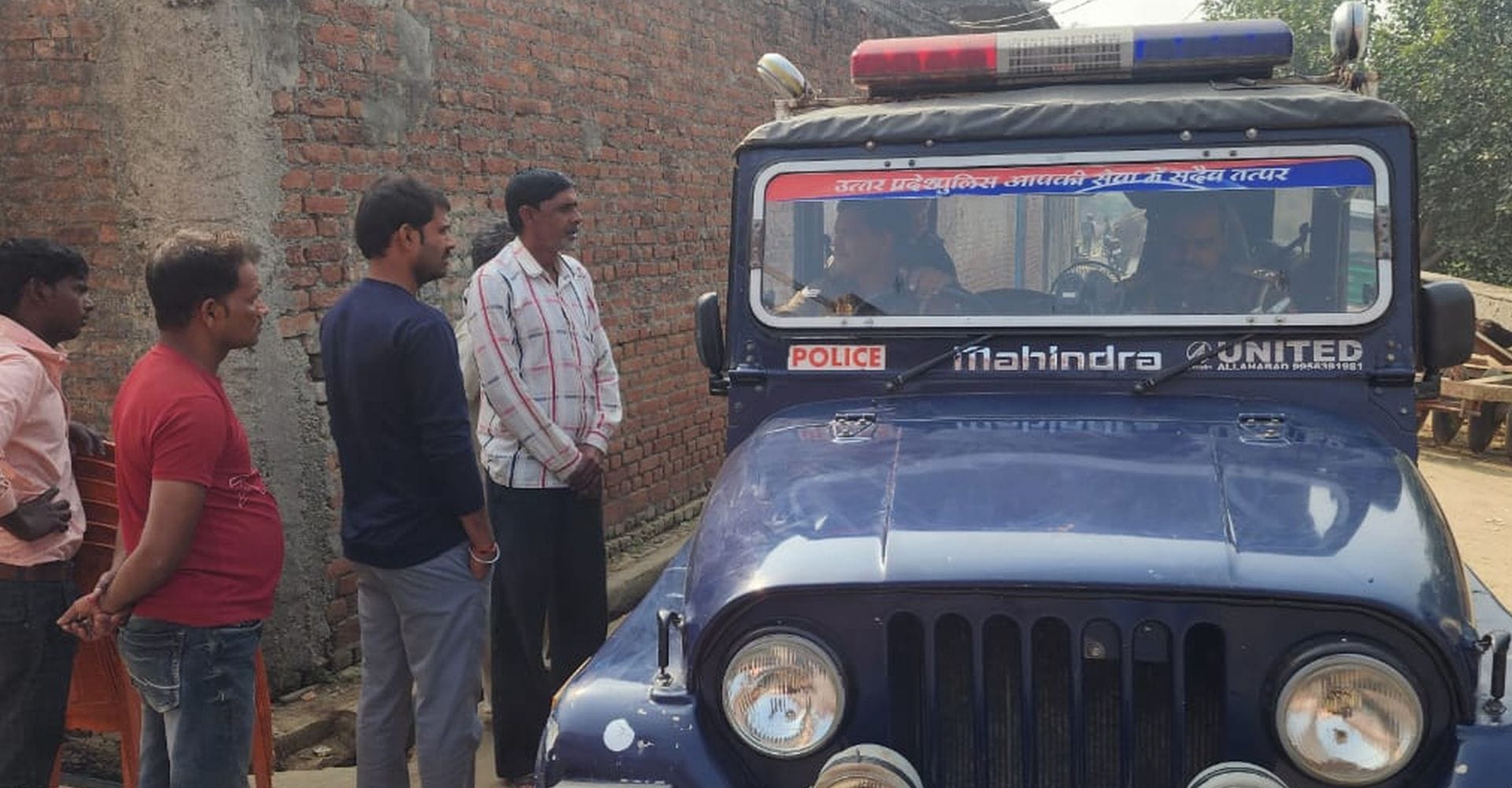 कुंवरगांव क्षेत्र के गांव इमलिया में लोगों से पूछताछ करती पुलिस। संवाद युवकों को चाकू मारने की 