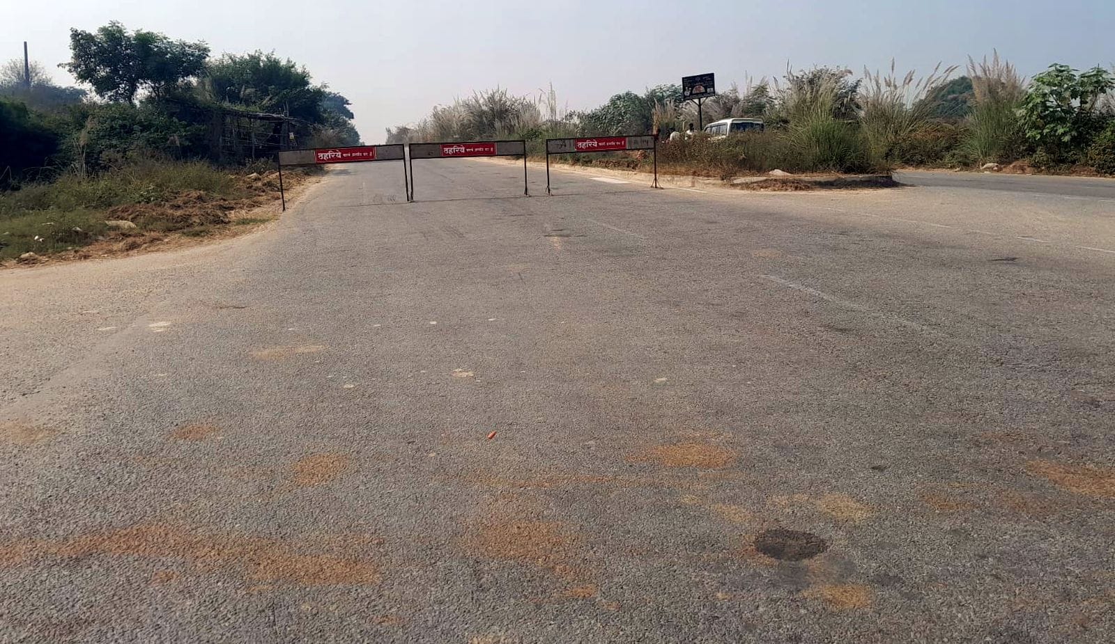 शहर के बाइपास रोड पर सड़क किनारे डाली जा रही मिट्टी। संवाद