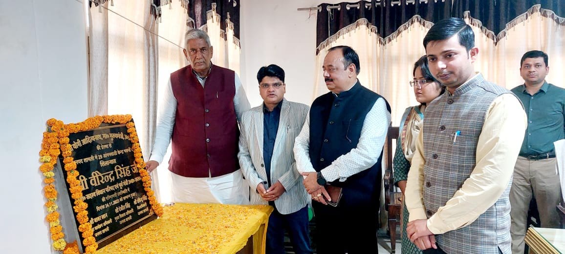 शामली कलेक्ट्रेट में बच्चो को खाना खिलाते एडीएम संतोष कुमार सिंह व सीडीओ रणजीत सिंह शामली कलेक्ट्रेट में बच्चो को खाना खिलाते एडीएम संतोष कुमार सिंह व सीडीओ रणजीत सिंह