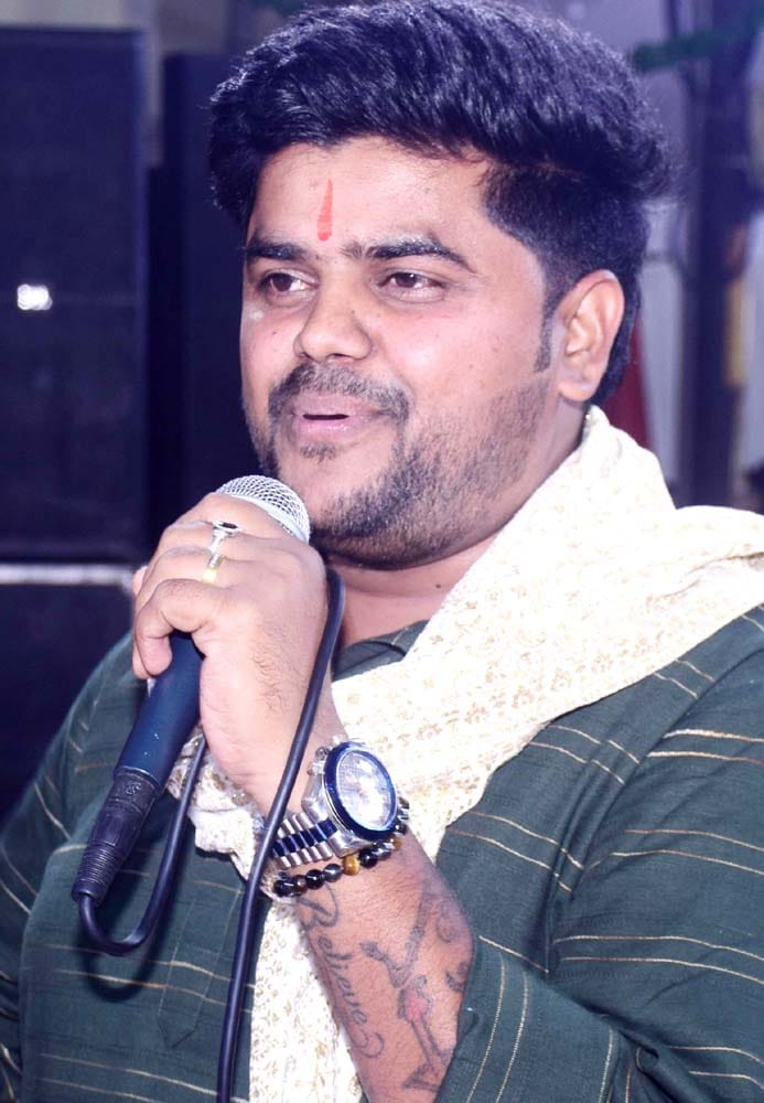 उझानी में श्याम बाबा के जगराते में केंद्रीय राज्यमंत्री बीएल वर्मा को सम्मानित करते आयोजक। संवा