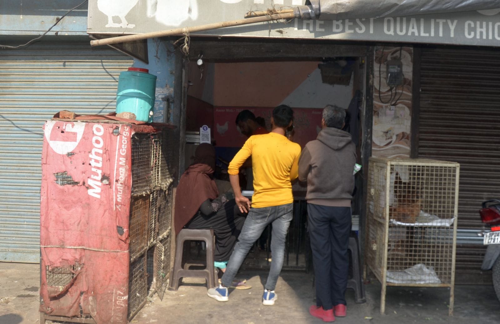 बाजार में खुली मीट की दुकान। संवाद