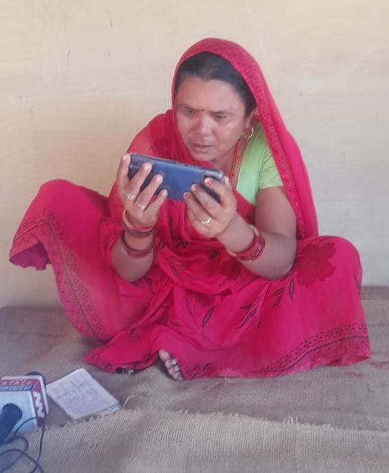 बेलराया भैरमपुर गांव में मनजीत के घर पहुंचे एसडीम बेलराया भैरमपुर गांव में मनजीत के घर पहुंचे एसडीम