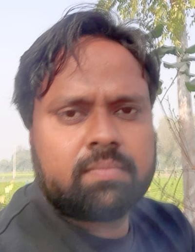 डीएपी खाद उतारते श्रमिक। संवाद