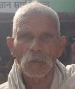 डीएपी खाद उतारते श्रमिक। संवाद