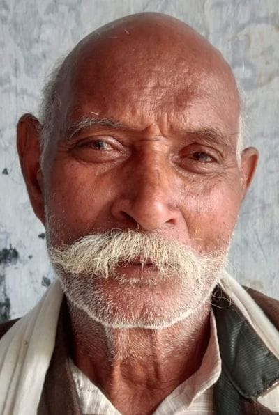 डीएपी खाद उतारते श्रमिक। संवाद