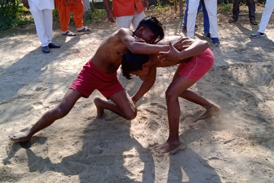 गांधी स्टेडियम में आयोजित सम्भाग स्तरीय खेल कूद समारोह में कब्बडी में खेलते खिलाड़ी । संवाद