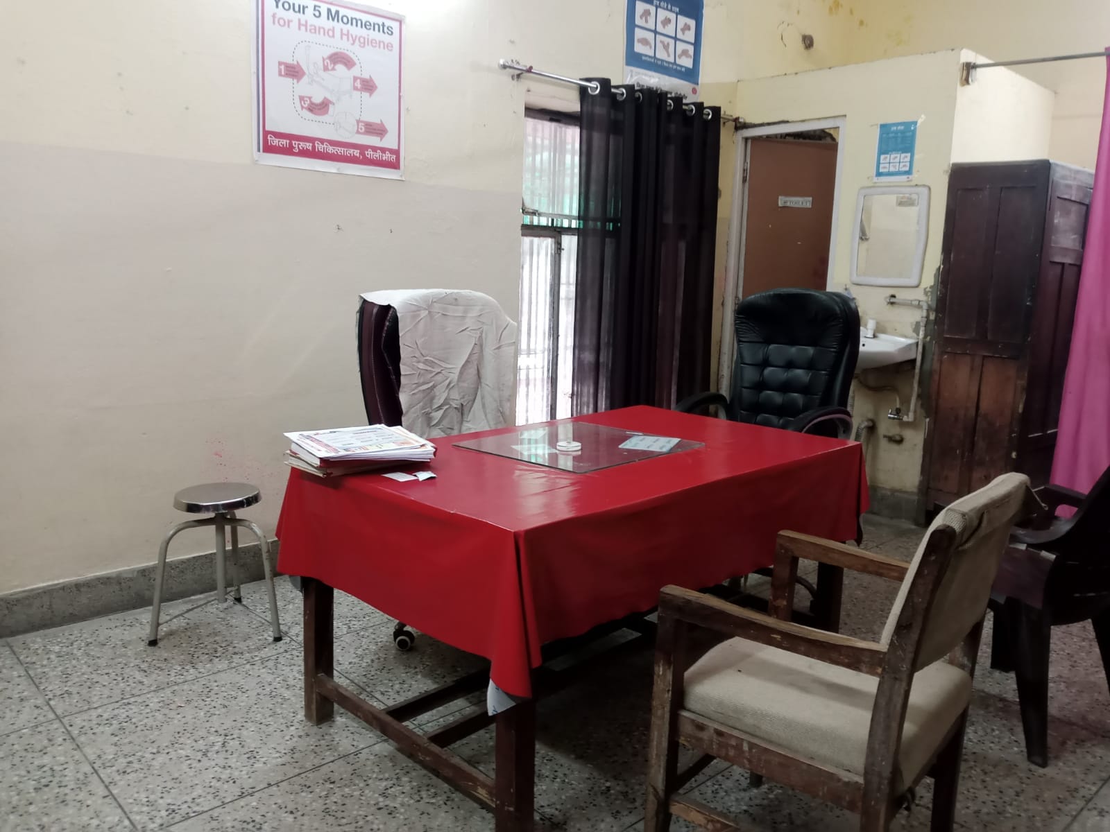 मेडिकल कॉलेज में  खाली पड़ा नेत्र विभाग कक्ष । संवाद