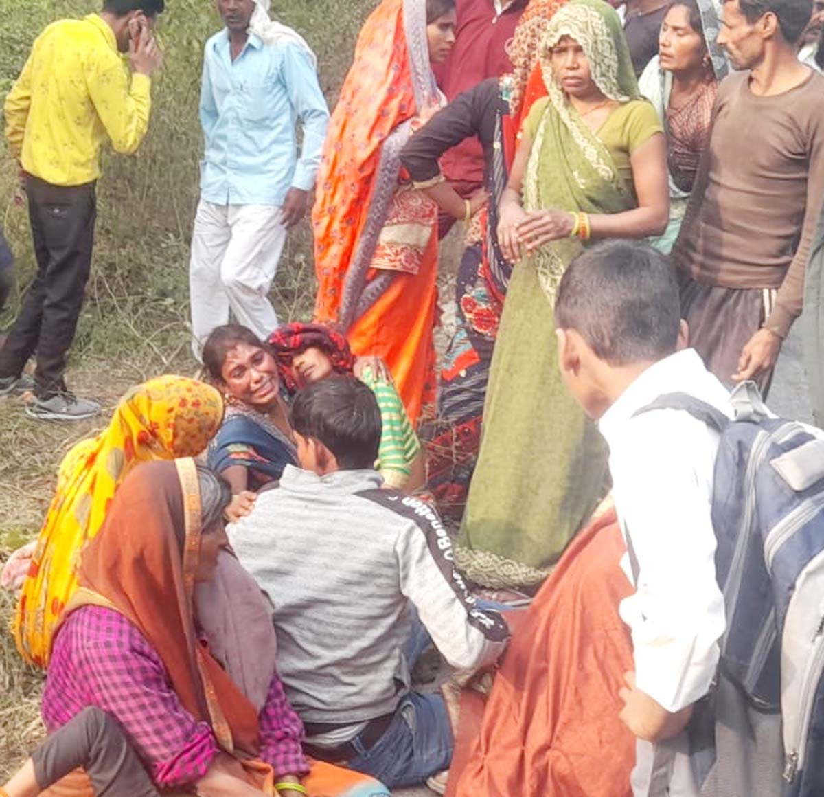 मुजरिया के पास खंदी में पड़ा ट्रैक्टर और ट्रॉली। संवाद