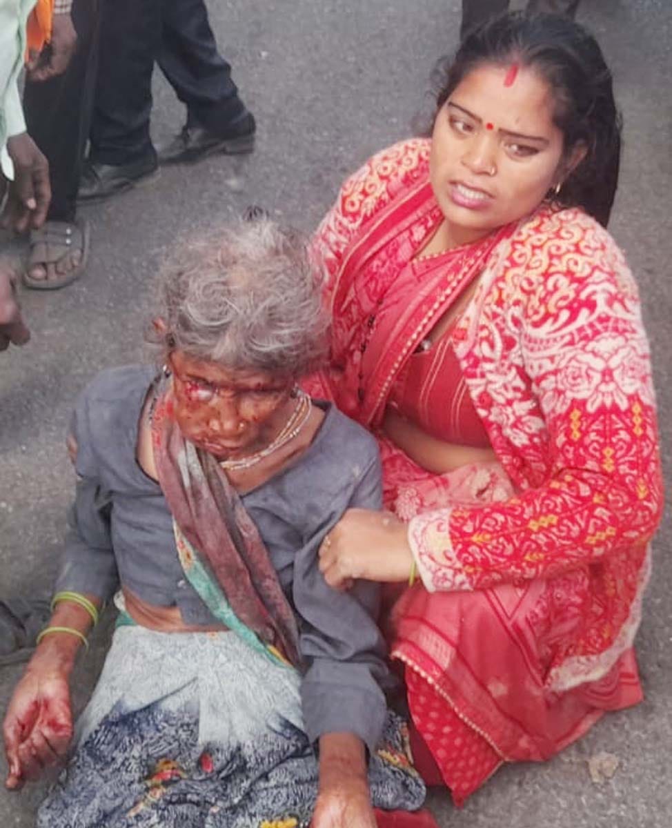 मुजरिया के पास खंदी में पड़ा ट्रैक्टर और ट्रॉली। संवाद