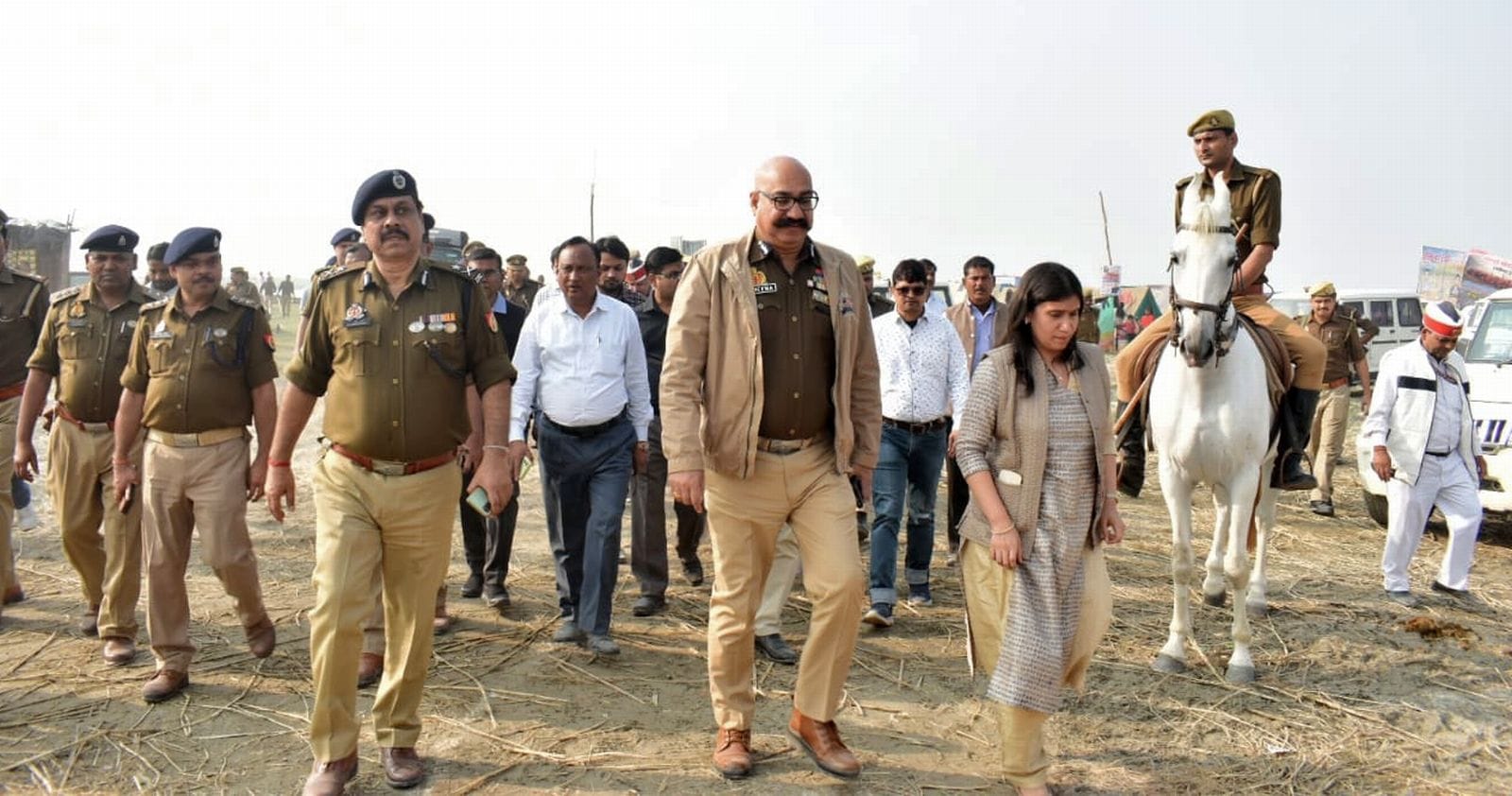 मेला ककोड़ा में नाव में बैठकर गंगा का भ्रमण करतीं कमिश्नर,एडीजी,आईजी व अन्य। संवाद