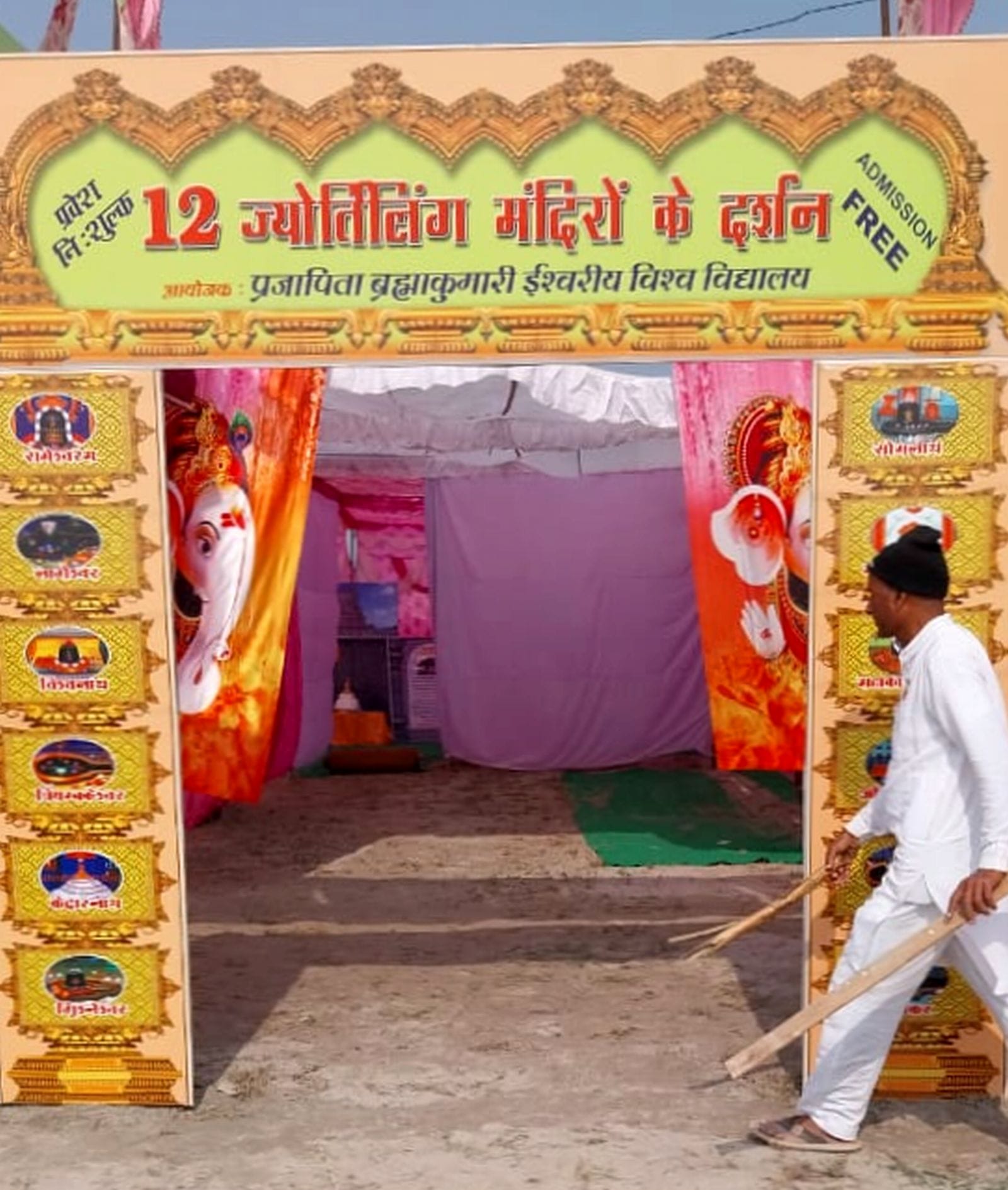 मेला ककोड़ा में नाव में बैठकर गंगा का भ्रमण करतीं कमिश्नर,एडीजी,आईजी व अन्य। संवाद