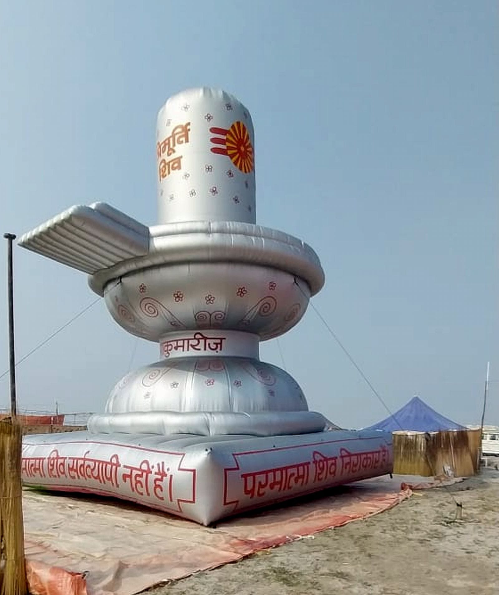 मेला ककोड़ा में नाव में बैठकर गंगा का भ्रमण करतीं कमिश्नर,एडीजी,आईजी व अन्य। संवाद