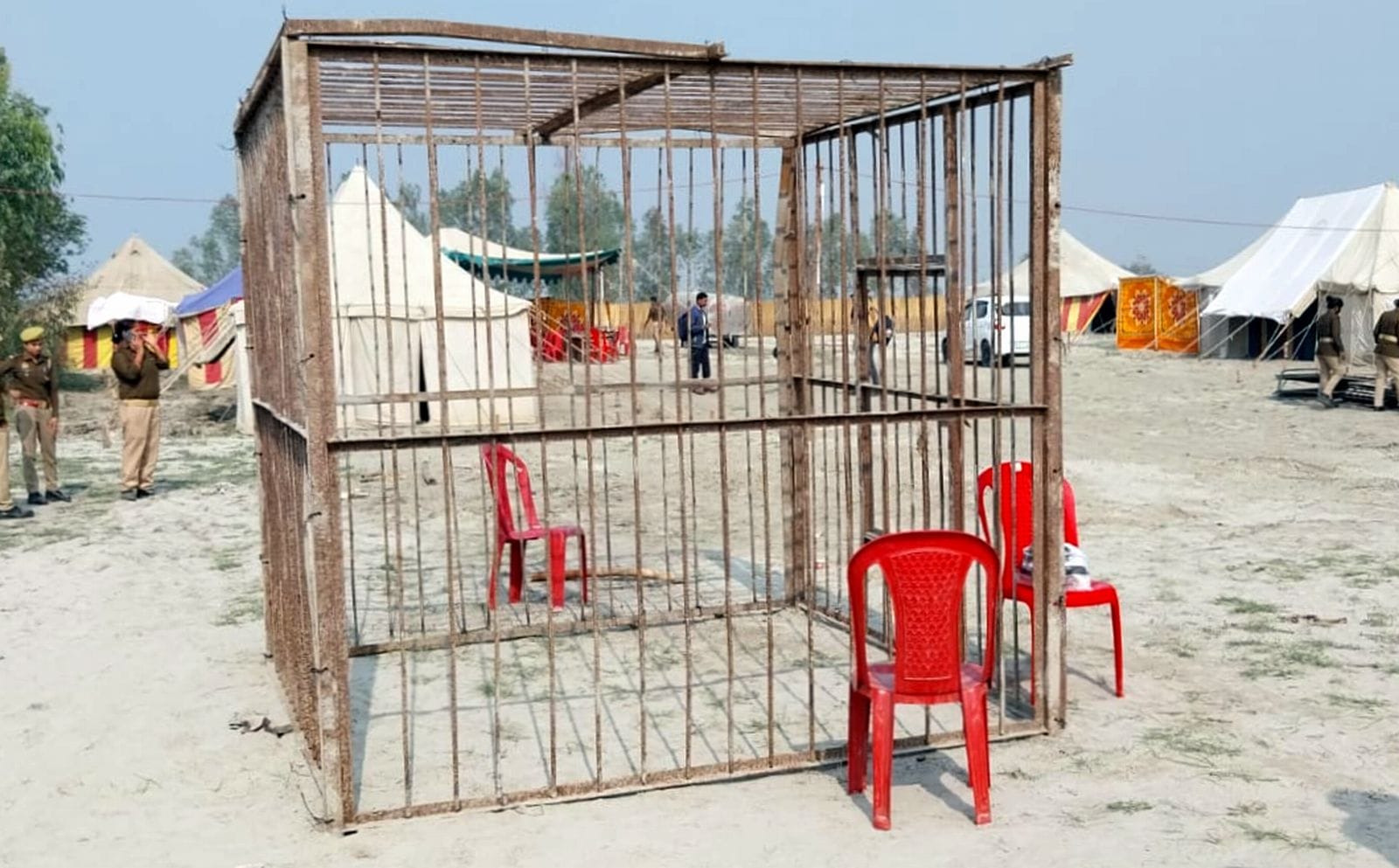 मेला ककोड़ा में नाव में बैठकर गंगा का भ्रमण करतीं कमिश्नर,एडीजी,आईजी व अन्य। संवाद