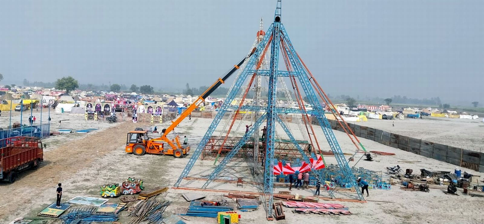 मेला ककोड़ा में नाव में बैठकर गंगा का भ्रमण करतीं कमिश्नर,एडीजी,आईजी व अन्य। संवाद