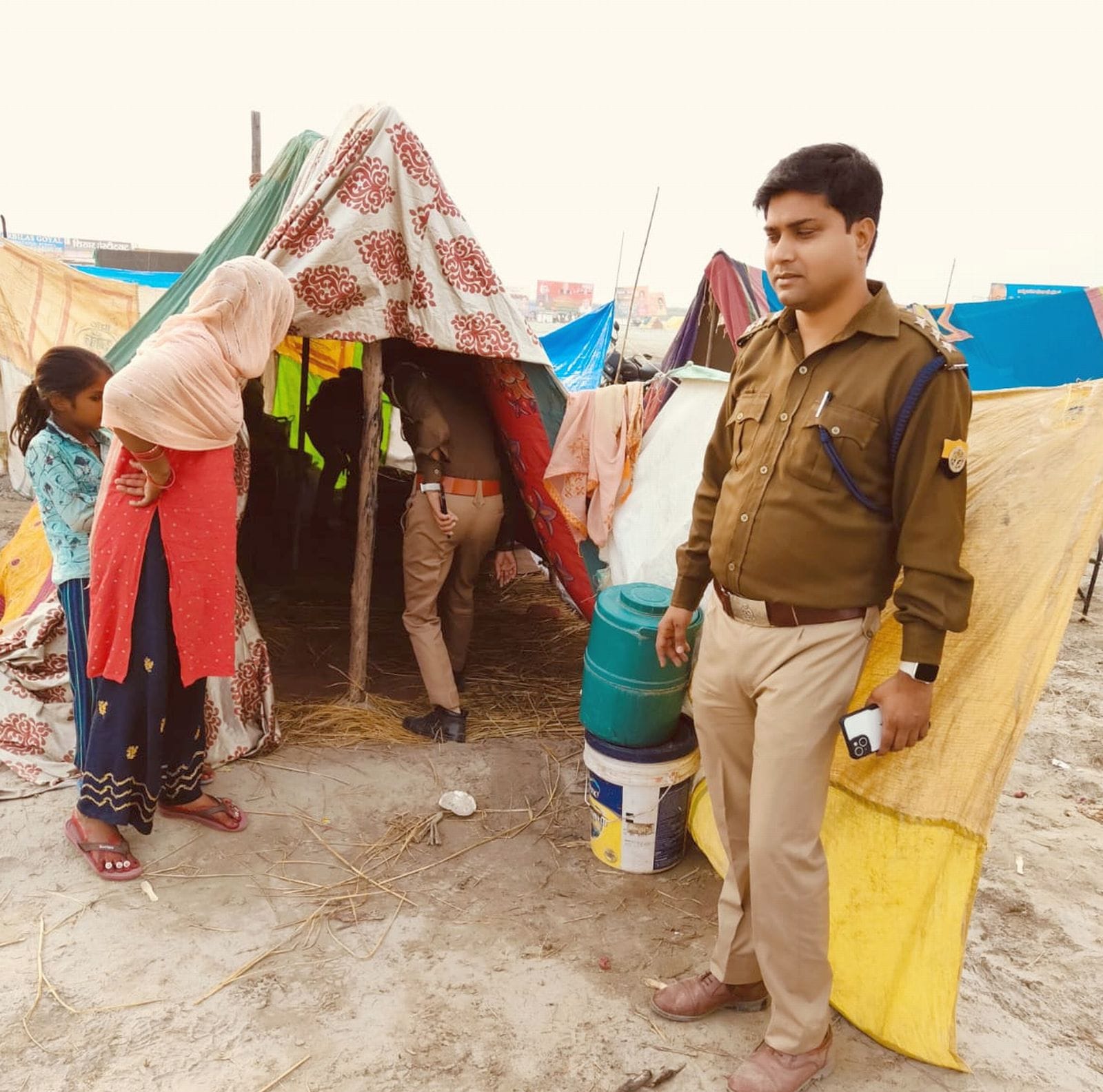 मेला ककोड़ा में नाव में बैठकर गंगा का भ्रमण करतीं कमिश्नर,एडीजी,आईजी व अन्य। संवाद