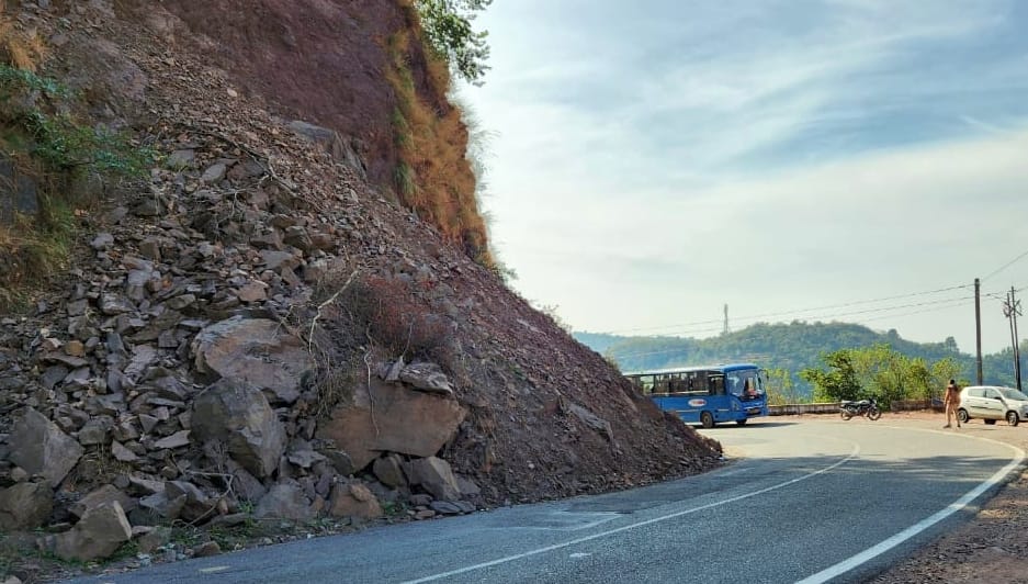 नाहन-कुमारहट्टी एनएच के किनारे पड़ी बड़ी चट्टानें व पत्थर। संवाद नाहन-कुमारहट्टी एनएच के किनारे पड़ी बड़ी चट्टानें व पत्थर। संवाद