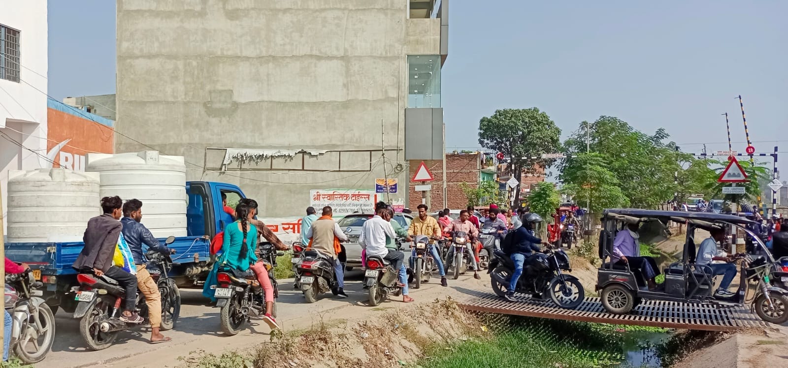 ओवर ब्रिज पर लगी वाहनों की लंबी लाइन  स्रोत:संवाद