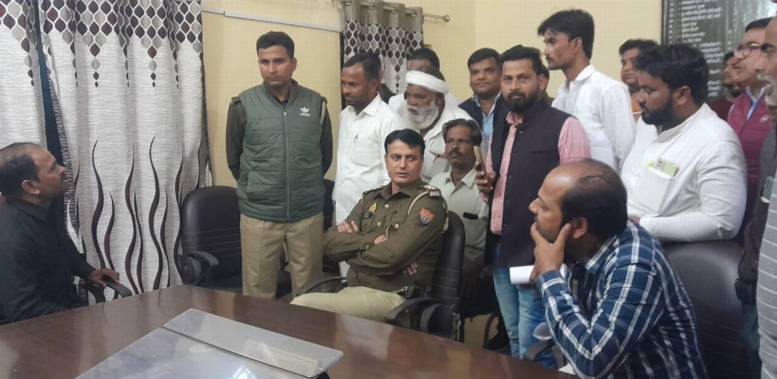 सभागार के बाहर हंगामा करते सभासद, संवाद सभागार के बाहर हंगामा करते सभासद, संवाद