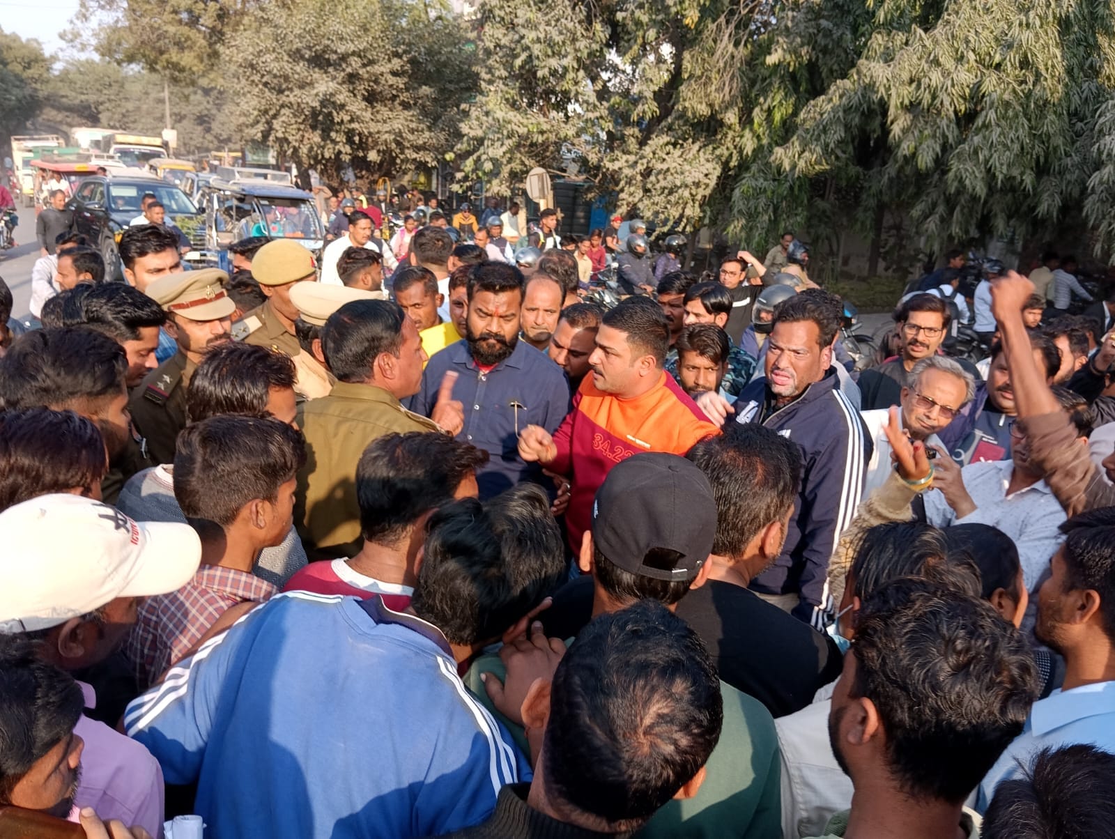 शहर के नकटादाना चौराहे के पास टनकपुर हाईवे जाम लगाकर सड़क पर बैठे हिंदू जागरण मंच के कार्यकर्ता