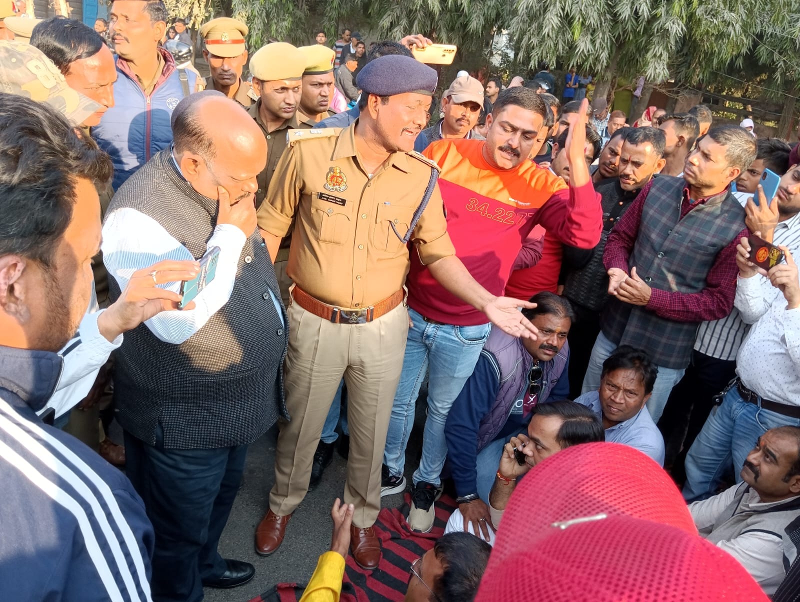शहर के नकटादाना चौराहे के पास टनकपुर हाईवे जाम लगाकर सड़क पर बैठे हिंदू जागरण मंच के कार्यकर्ता
