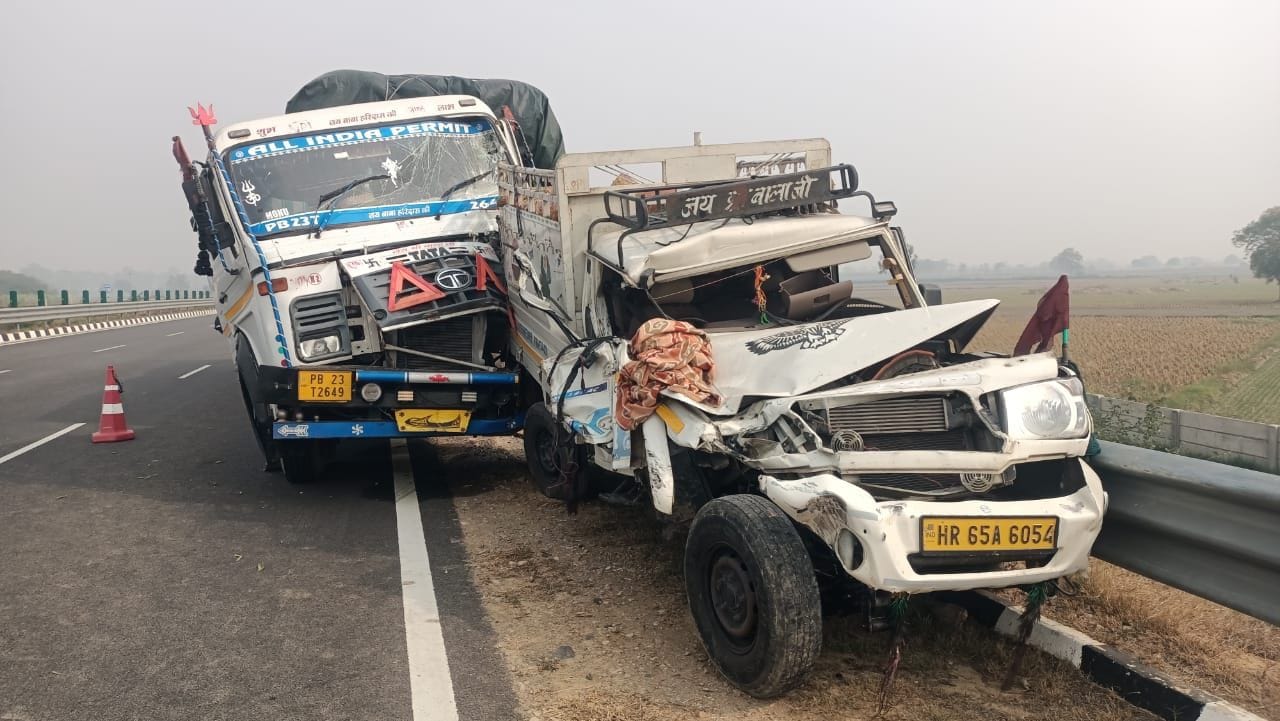 26जेएनडी02: ट्राला व पिकअप की टक्कर होने के बाद क्षतिग्रस्त हालात में खड़ी गाड़ी। संवाद। 26जेएनडी02: ट्राला व पिकअप की टक्कर होने के बाद क्षतिग्रस्त हालात में खड़ी गाड़ी। संवाद।