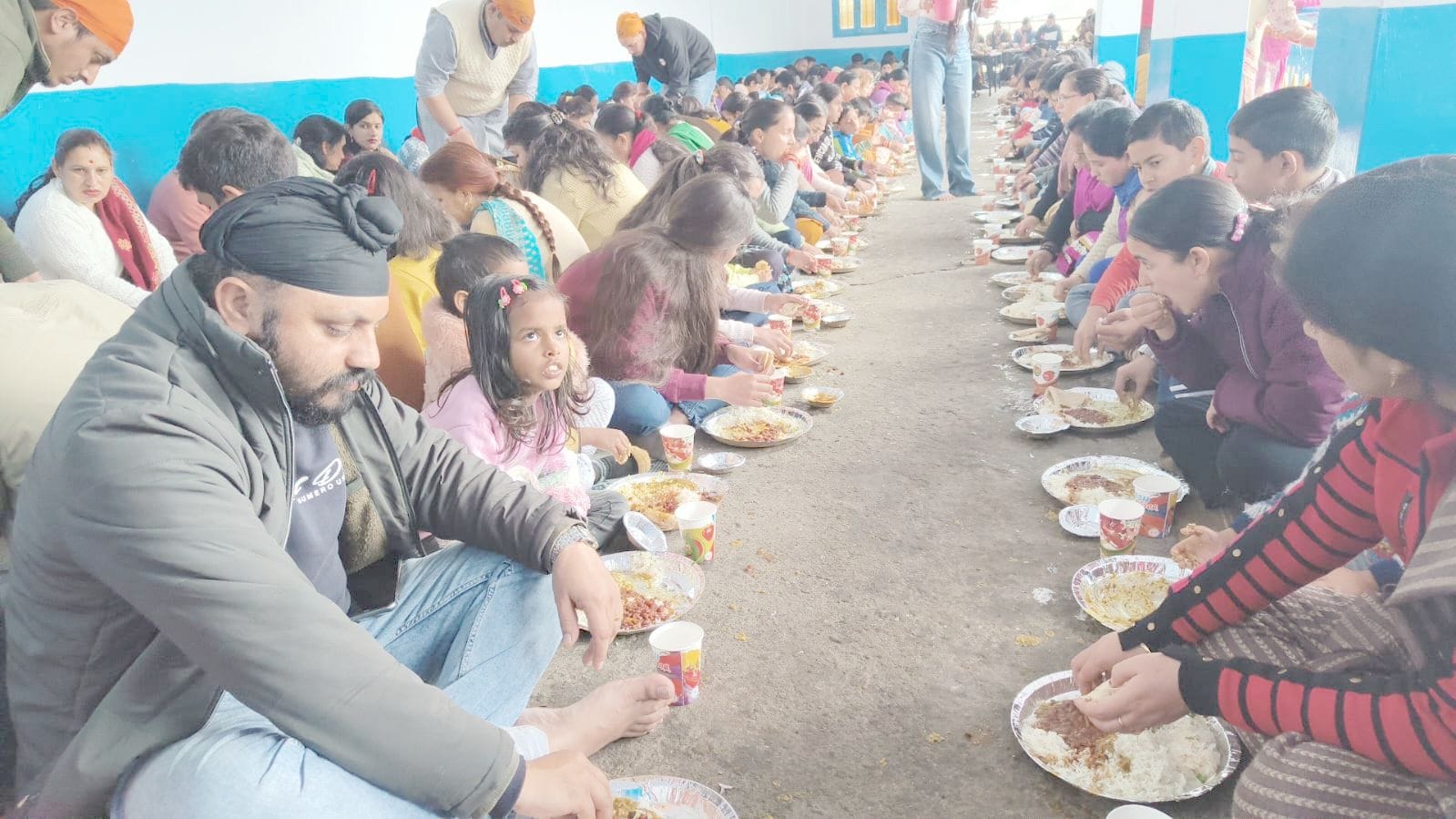 चंबा में गुरू नानक देव प्रकाश उत्सव के अवसर पर शब्द कीर्तन सुनती संगत।संवाद