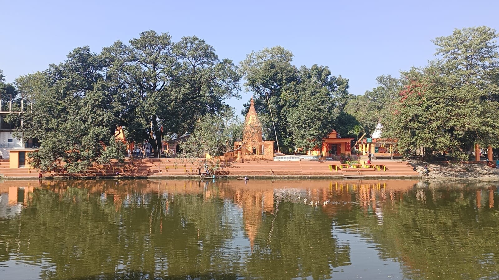 चूका बीच में बनी वाटर हट । संवाद