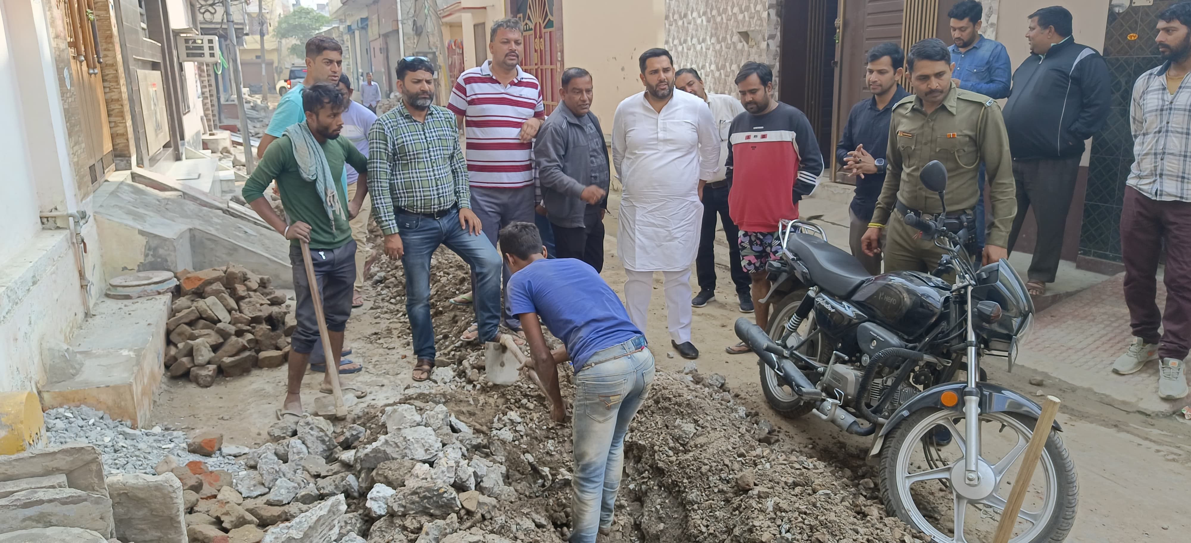 फोटो 14. सोनीपत के आर्य नगर में विकास कार्य का निरीक्षण करते मेयर निखिल मदान व निगम पार्षद नवीन
