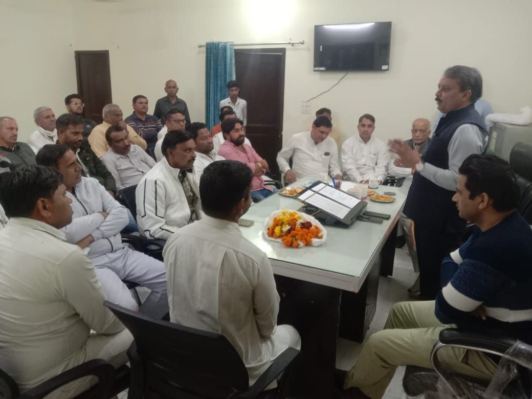 फोटो :41: गांव राई स्थित बीडीपीओ कार्यालय में सरपंचों से बातचीत करते मुख्यमंत्री के ओएसडी वीरें
