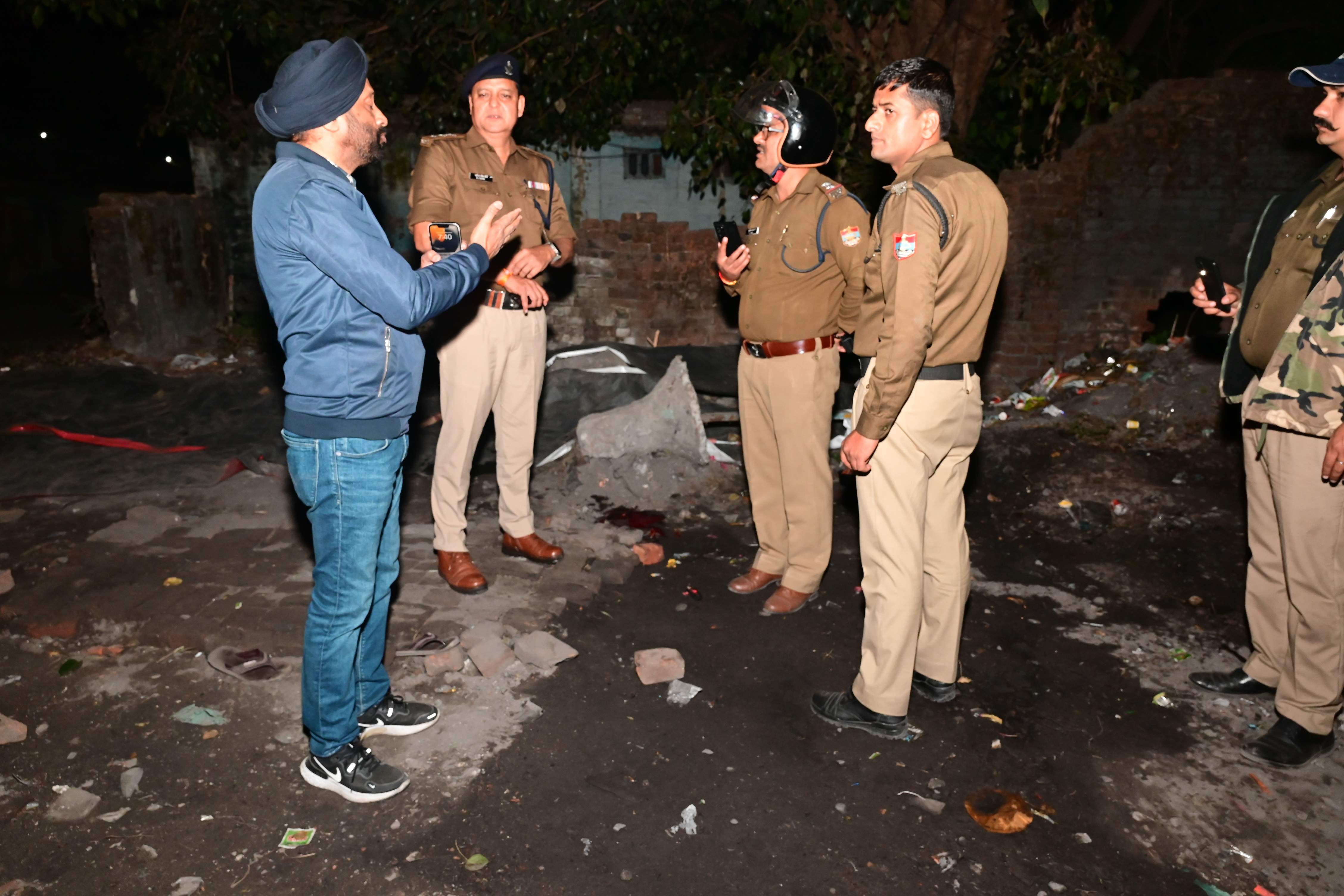हल्द्वानी कत्था फैक्टरी के पास जानलेवा हमले में घायल अमित कश्यप का हालचाल पूछते एसपी सिटी। अमर हल्द्वानी कत्था फैक्टरी के पास जानलेवा हमले में घायल अमित कश्यप का हालचाल पूछते एसपी सिटी। अमर