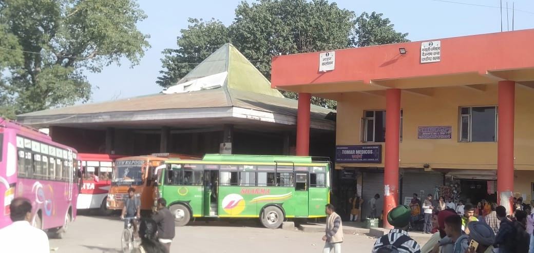 हिमाचल पथ परिवहन निगम के पांवटा साहिब अड्डा परिसर में लाखों की लागत से बने सार्वजनिक शौचालयों म हिमाचल पथ परिवहन निगम के पांवटा साहिब अड्डा परिसर में लाखों की लागत से बने सार्वजनिक शौचालयों म