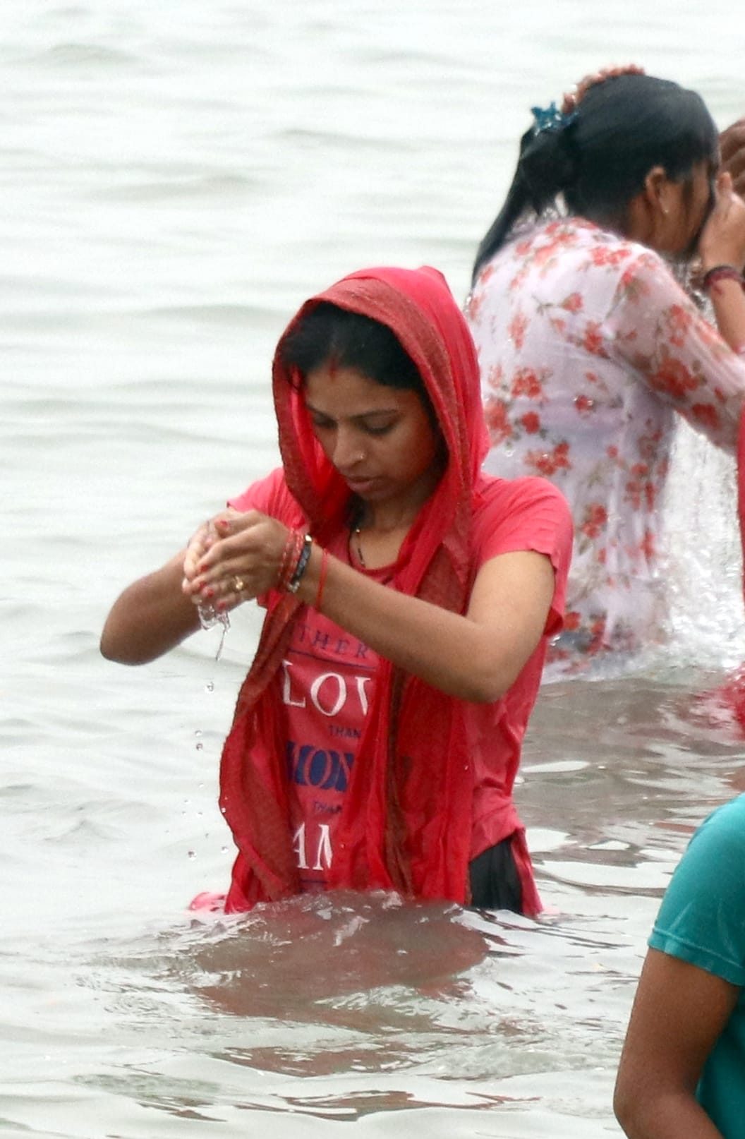 हर हर गंगे। बिजनौर में विदुर कुटी के सामने गंगा स्नान मेले में स्नान के लिए उमड़ी श्रृद्घालुओं 