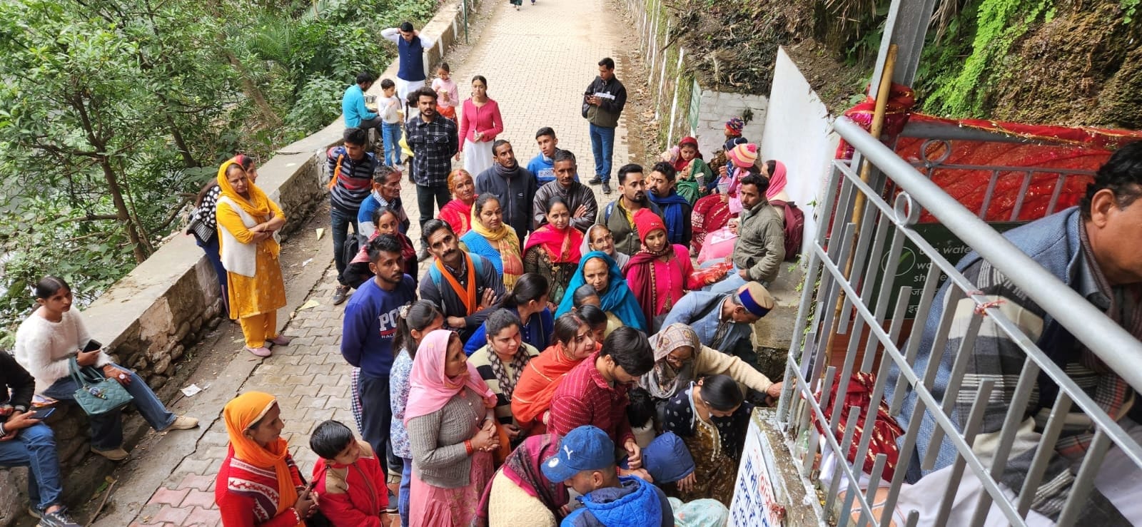 कार्तिक पूर्णिमा के पावन मौके पर श्री रेणुकाजी झील में पवित्र स्नान करते श्रद्धालुगण। संवाद