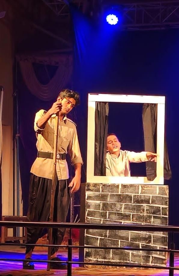 नाहन में रिश्तों के भंवर नाटक मंचन के दौरान अभिनय करते कलाकार। संवाद नाहन में रिश्तों के भंवर नाटक मंचन के दौरान अभिनय करते कलाकार। संवाद