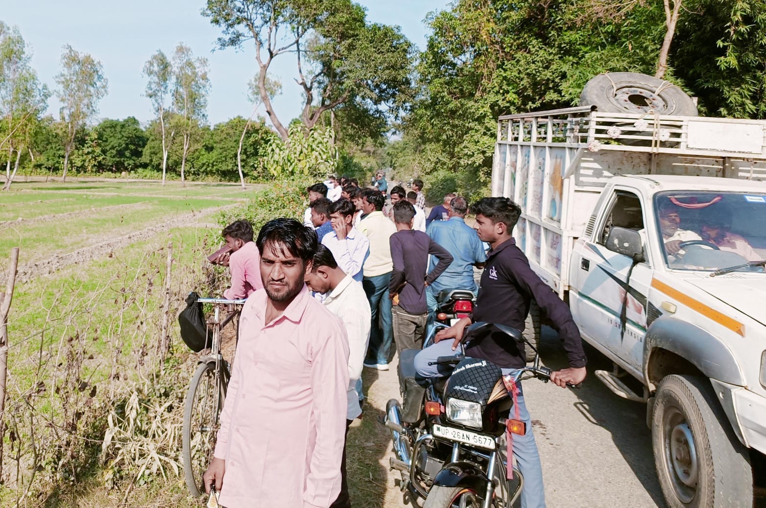 पिपरिया संतोष गांव में बाघ की चहलकदमी के बाद घरो के बाहर लगाया जाल । संवाद
