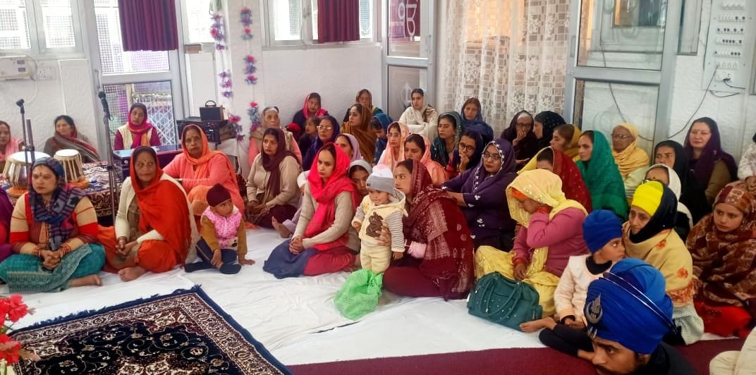 सोलन के अप्पर बाजार गुरू द्वारा में गुरू पर्व पर माथा टेकती संगत। संवाद सोलन के अप्पर बाजार गुरू द्वारा में गुरू पर्व पर माथा टेकती संगत। संवाद