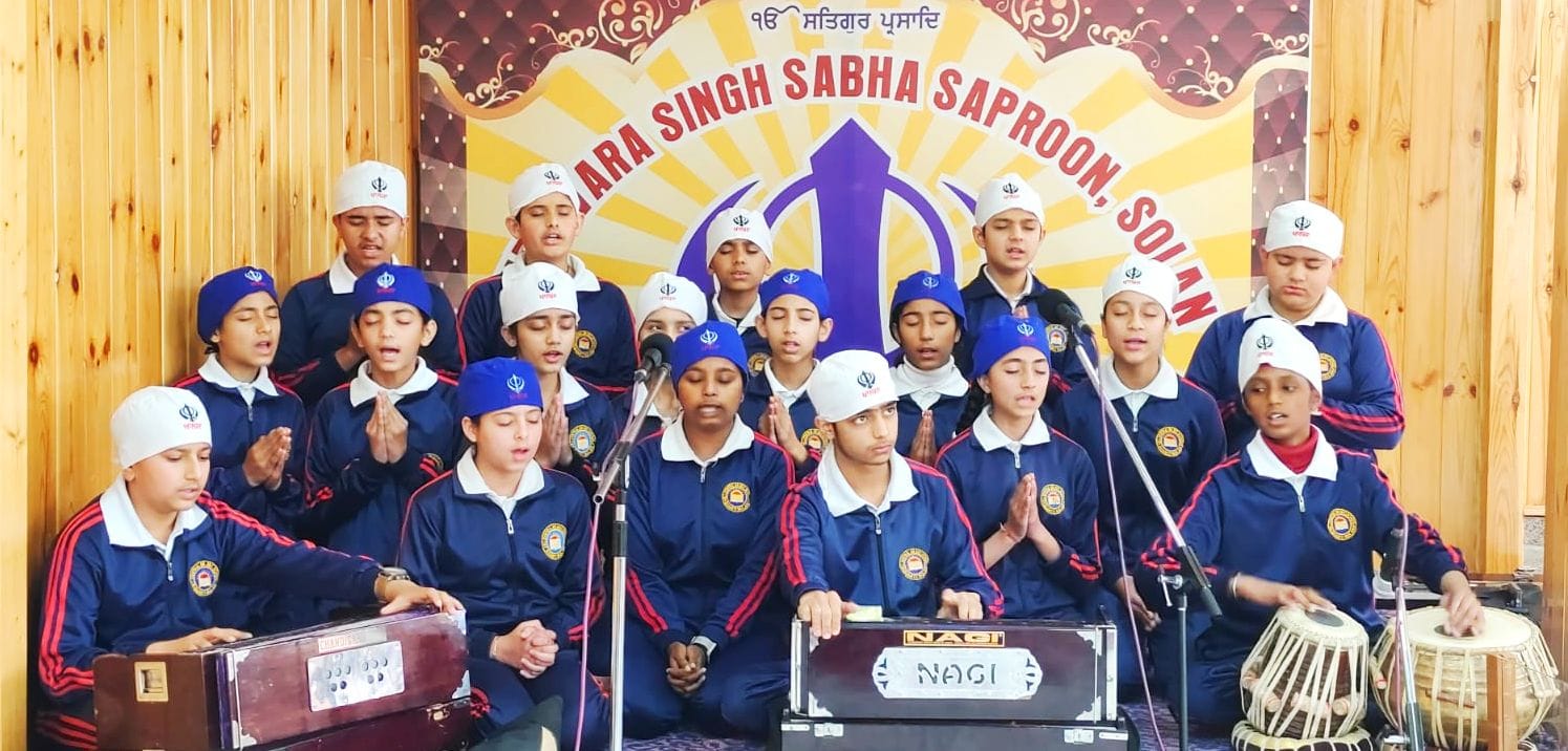 सोलन के अप्पर बाजार गुरू द्वारा में गुरू पर्व पर माथा टेकती संगत। संवाद सोलन के अप्पर बाजार गुरू द्वारा में गुरू पर्व पर माथा टेकती संगत। संवाद