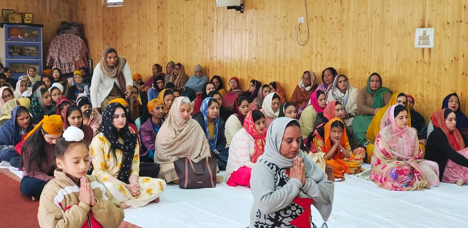 सोलन के अप्पर बाजार गुरू द्वारा में गुरू पर्व पर माथा टेकती संगत। संवाद सोलन के अप्पर बाजार गुरू द्वारा में गुरू पर्व पर माथा टेकती संगत। संवाद