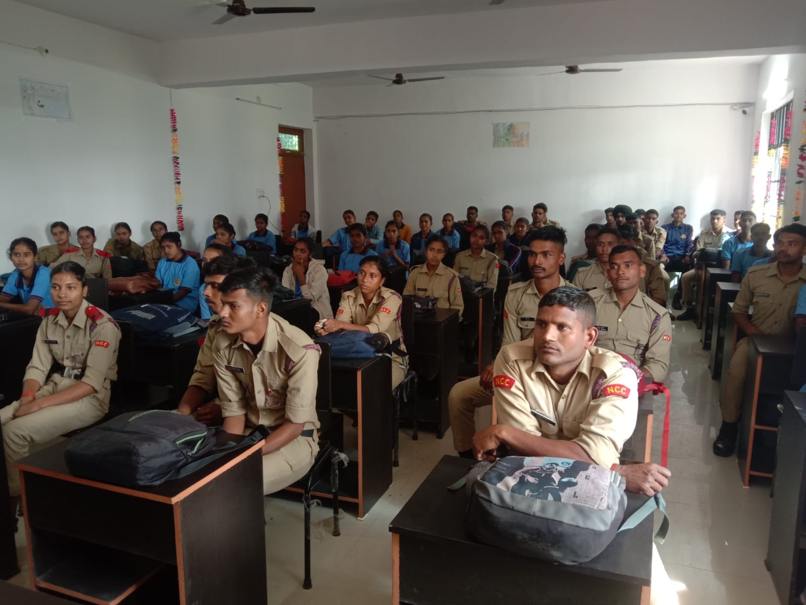 स्वास्थ शिविर में एनसीसी कैडेट्स का स्वास्थ परीक्षण करती डॉक्टर सुनीता सैनी । संवाद