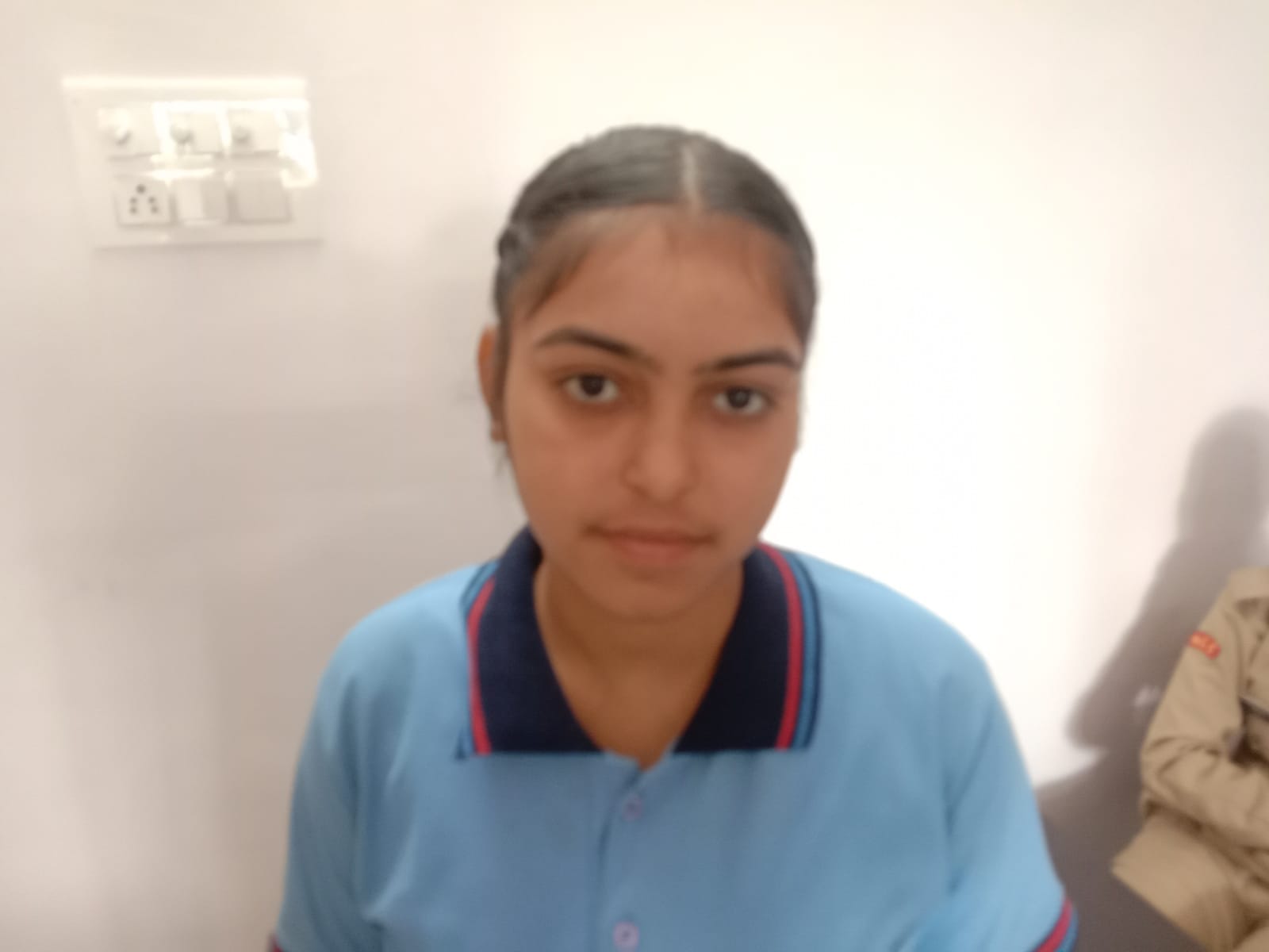 स्वास्थ शिविर में एनसीसी कैडेट्स का स्वास्थ परीक्षण करती डॉक्टर सुनीता सैनी । संवाद